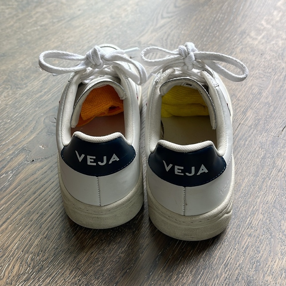 Veja V-12 Leather Sneaker - Picture 4 of 7